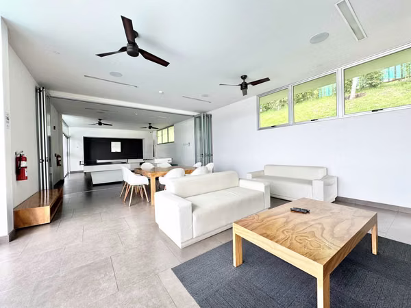 Moderna casa en San Rafael de Escazú con linea blanca