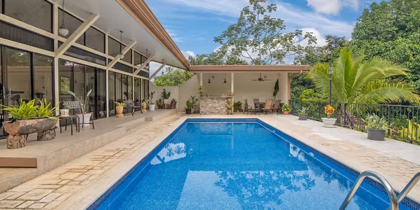 Casa de una planta con piscina y jardines en venta en Ciudad Colón