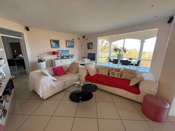 CASA EN VENTA CONDOMINIO. LA TRINIDAD DE MORA. VISTA PANORAMICA 180°. ESPACIOSA