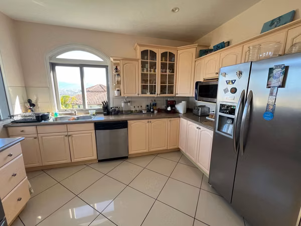 CASA EN VENTA CONDOMINIO. LA TRINIDAD DE MORA. VISTA PANORAMICA 180°. ESPACIOSA