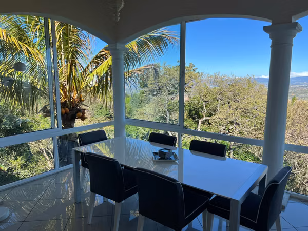 CASA EN VENTA CONDOMINIO. LA TRINIDAD DE MORA. VISTA PANORAMICA 180°. ESPACIOSA