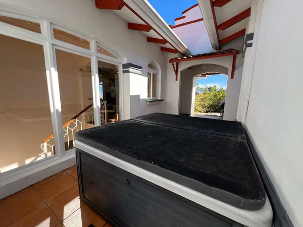 CASA EN VENTA CONDOMINIO. LA TRINIDAD DE MORA. VISTA PANORAMICA 180°. ESPACIOSA