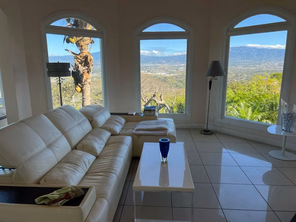 CASA EN VENTA CONDOMINIO. LA TRINIDAD DE MORA. VISTA PANORAMICA 180°. ESPACIOSA