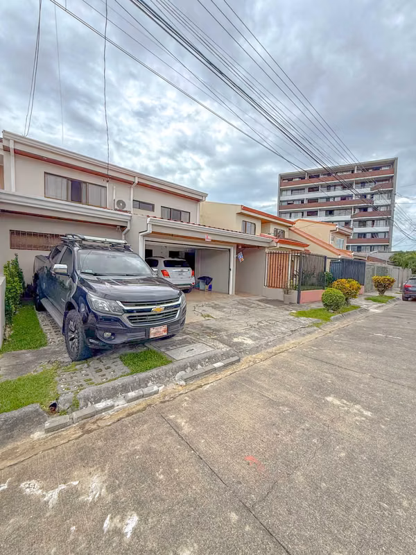 House in Residencial El Solar. Excellent Location and Distribution