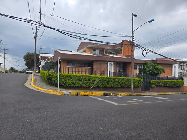 VENTA DE CASA ESQUINERA, AMPLIA EN HEREDIA CENTRO