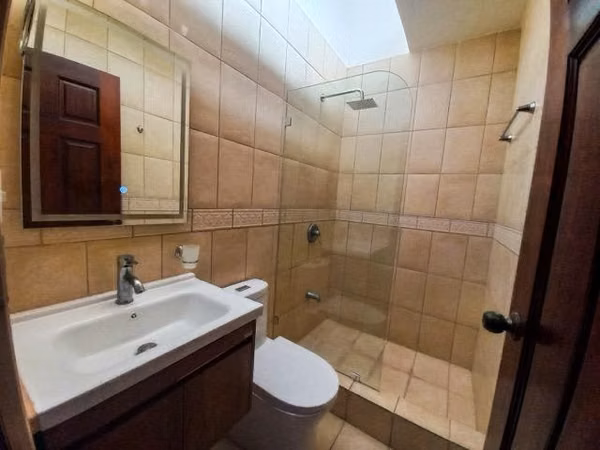 SE VENDE AMPLIA CASA EN ROHRMOSER $320000 REBAJADA