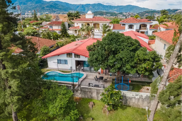 Se Vende –Casa con Vista al Campo de Golf en Ciudad Cariari, Heredia–VH