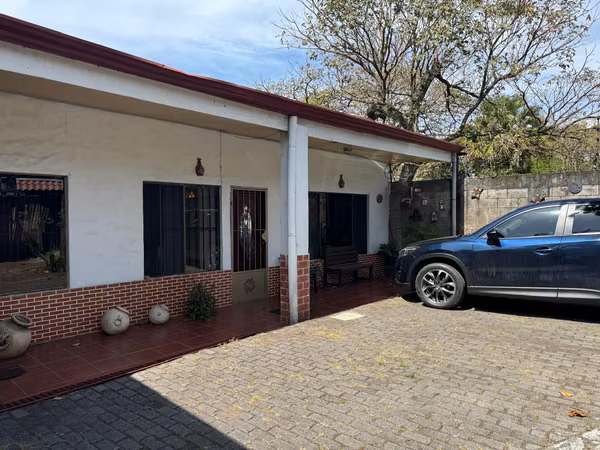 PROPIEDAD COMERCIAL EN RIO ORO DE SANTA ANA 1.090m2