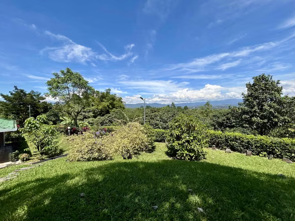 Quinta con Piscina y Rancho en La Garita, Alajuela