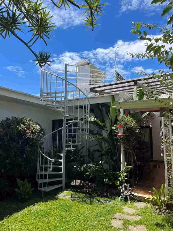 Se Vende Casa de una planta con carácter en Residencial Los Laureles, Escazú – sin cuota de condominio  ID24757