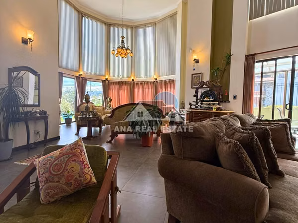 # Casa Esquinera de 630 m² con Vistas a los Volcanes en Ayarco Sur