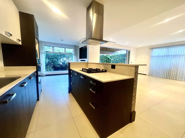 CONTEMPORARY HOUSE OF 350M2 SPECTACULAR IN LINDER CONDO.