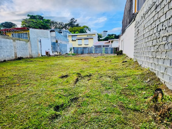Venta de terreno en Rohrmoser por el Colegio Humboldt, Uso de suelo mixto