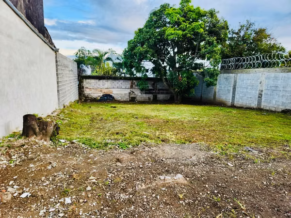 Venta de terreno en Rohrmoser por el Colegio Humboldt, Uso de suelo mixto