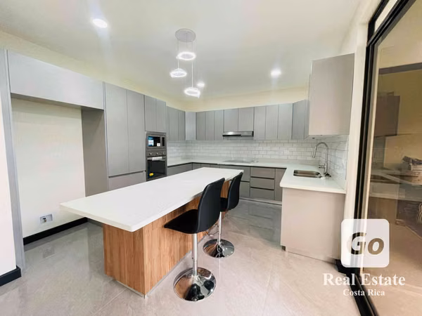 Venta de Casa en Cond. Distrito San Juan, La Unión, Cartago