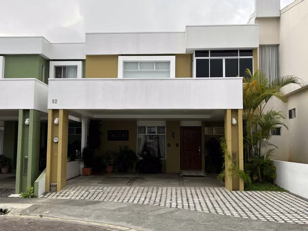 Sale comfortable house located in a residential condominium, located in Heredia.