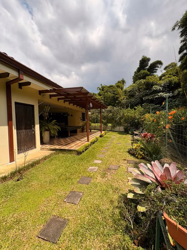 Venta Casa en Tres Ríos, Residencial Roble Sabana Tres Ríos
