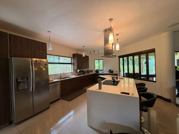 Venta Casa en Tres Ríos, Residencial Roble Sabana Tres Ríos