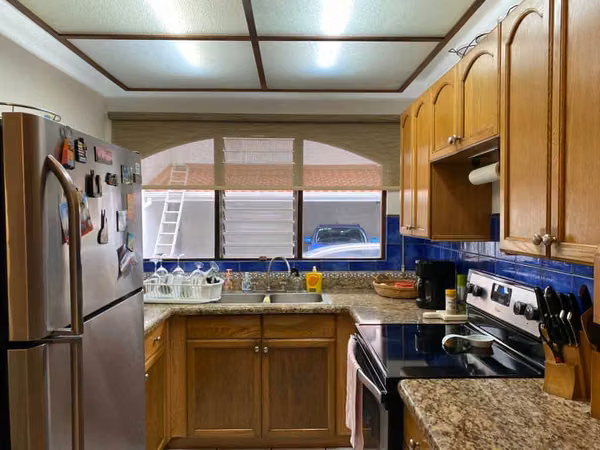 Bella casa de 2 plantas en VENTA dentro de condominio en Rhormoser