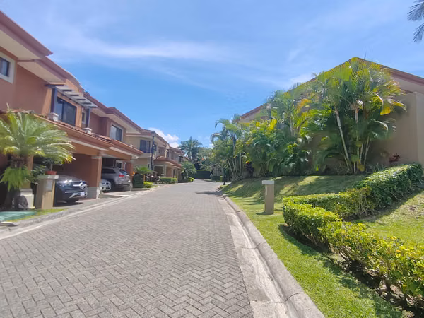 VENTA CASA COND. VILLAS DE VALENCIA, 345 m2, 3 HAB, 3.5 BANOS, 2 SALAS