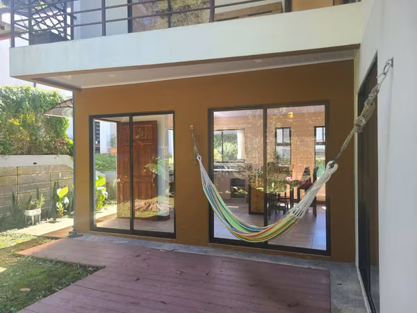 Casa amplia con jardín, tranquila y segura