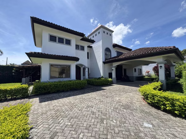 Se alquila casa en Santa Ana