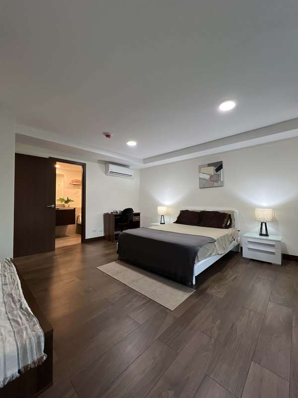 SE RENTA hermoso y amplio apartamento de 1 habitación en Torres de Heredia, full amoblado.