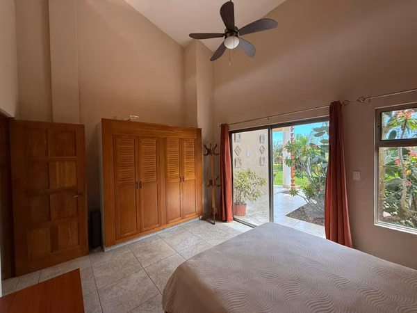 Casa de dos habitaciones con piscina y lote extra en Atenas