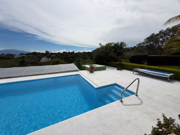 Casa de dos habitaciones con piscina y lote extra en Atenas