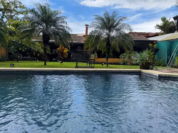 Hermosa Casa de 1 Planta con Piscina en Bello Horizonte, Escazú – 5 Habitaciones + Gran Jardín