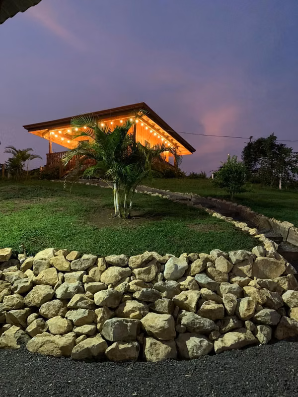 Propiedad de 1 Ha y 2.131 m2 con 2 cabañas en Bijagua
