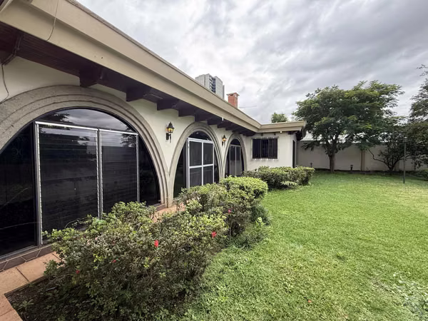 ALQUILER/VENTA DE CASA ESQUINERA ROHRMOSER PAVAS JV559