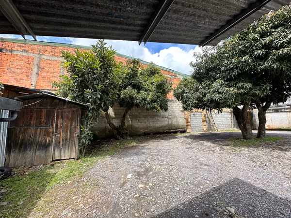 Lote Esquinero en el Corazón de Santa María de Dota