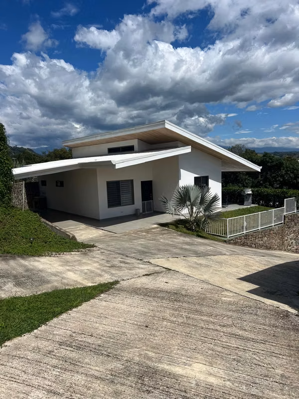 Casa moderna en Atenas a un precio excepcional