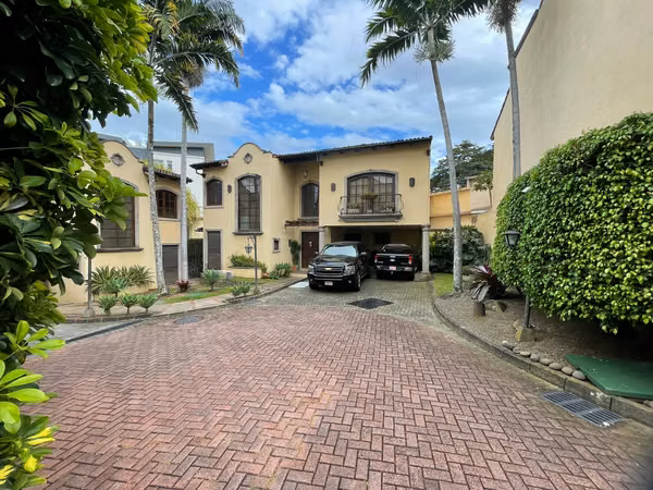 Venta de Casa en San Rafael de Escazú.