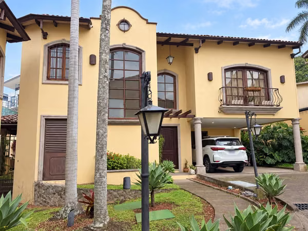 Venta de Casa en San Rafael de Escazú.