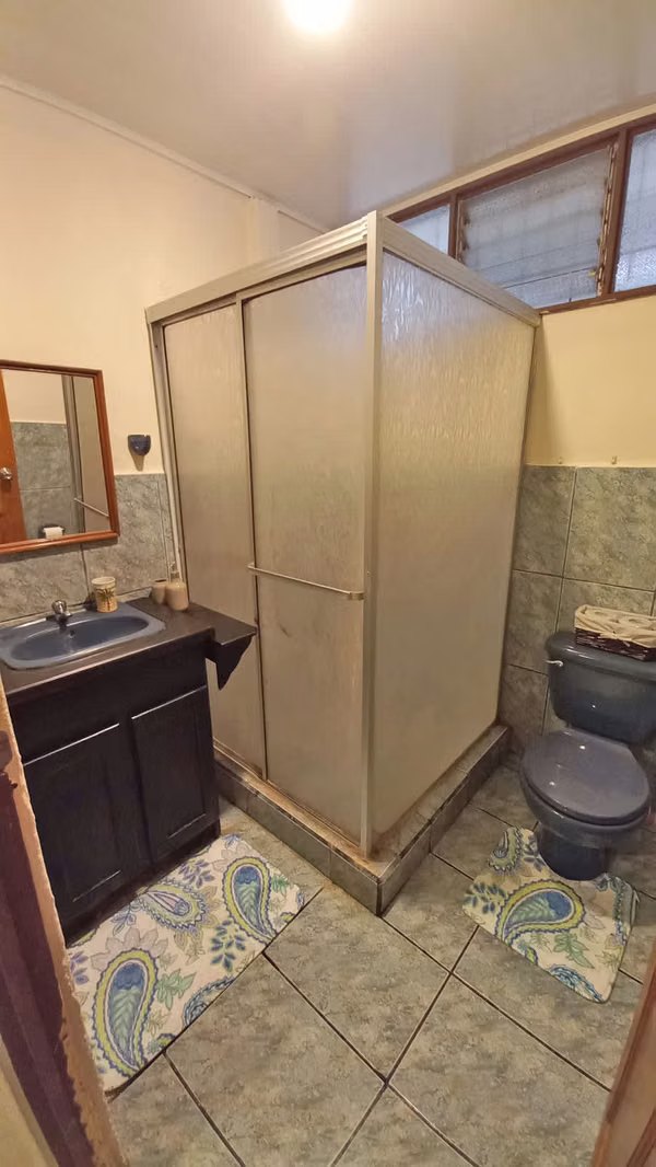 Se vende Casa con Piscina en Playas del Coco – Barrio La Segovia