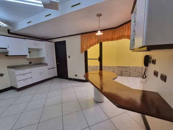 Se vende amplia San Antonio de Belén en Condominio 5 Dorm