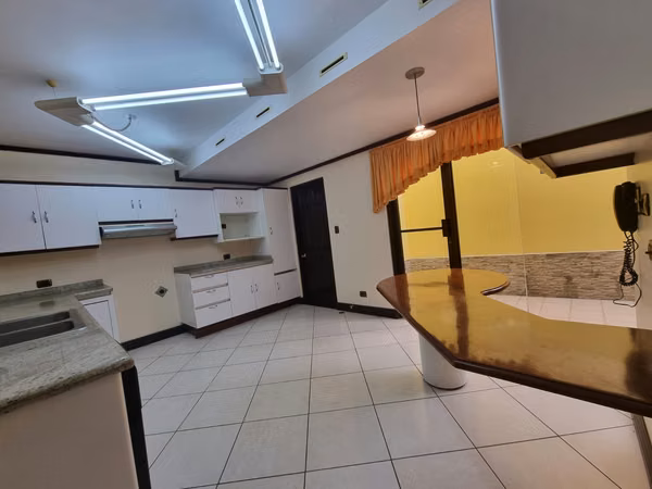 Se vende amplia San Antonio de Belén en Condominio 5 Dorm
