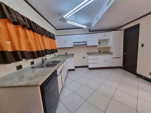 Se vende amplia San Antonio de Belén en Condominio 5 Dorm