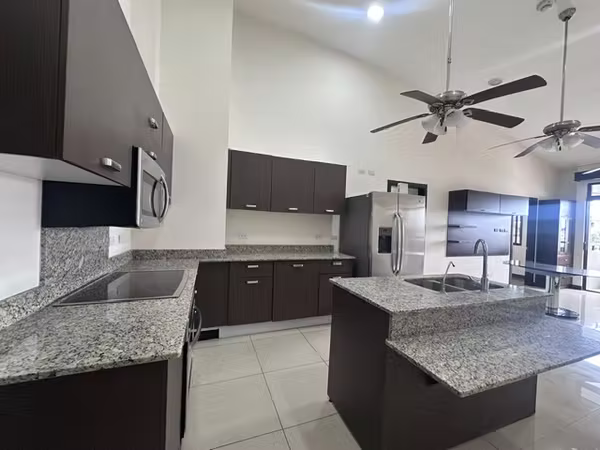 Gran Apartamento en Venta en Condominio en Pozos Santa Ana