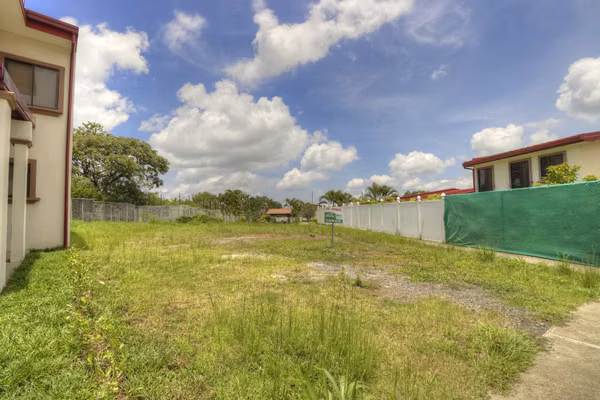 Venta de lote en la Guácima de Alajuela, Condominio Jardín Real
