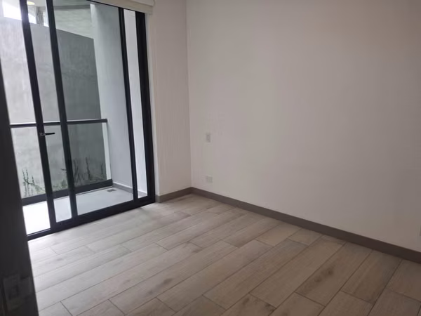 Alquiler apartamento con amplio balcón en condominio Núcleo Sabana