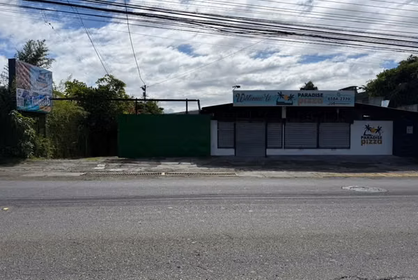Venta de Propiedad con Casa, 10 Apartamentos, Cancha de Fut5 y Local