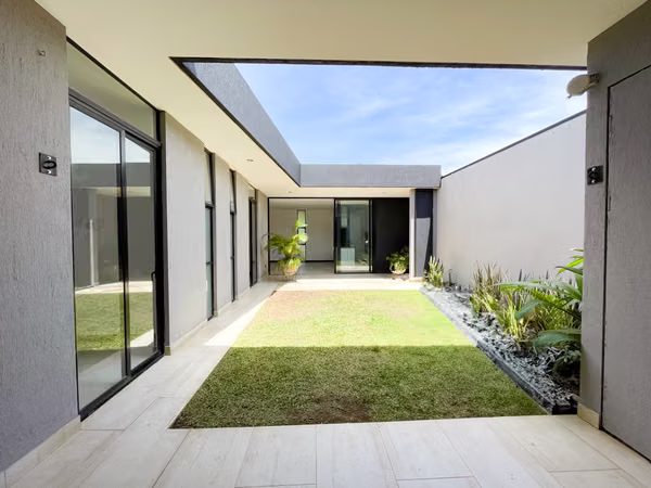 Single-level house for rent in Santa Ana Centro condominium, with appliances