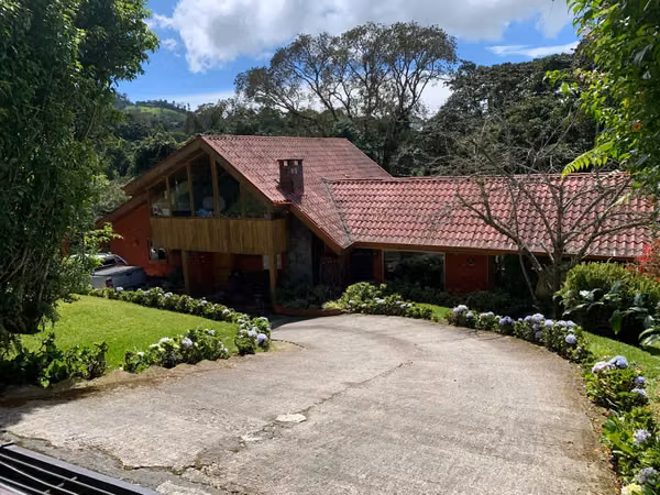 BELLA VILLA CON VISTA A BOSQUE Y VALLE CENTRAL