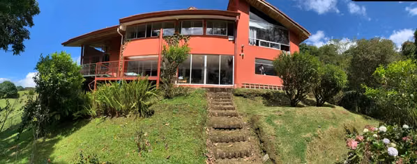 BELLA VILLA CON VISTA A BOSQUE Y VALLE CENTRAL