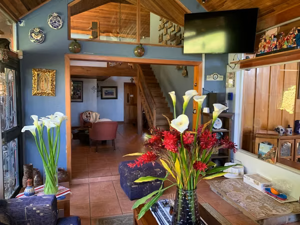 BELLA VILLA CON VISTA A BOSQUE Y VALLE CENTRAL