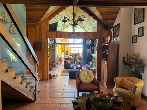 BELLA VILLA CON VISTA A BOSQUE Y VALLE CENTRAL