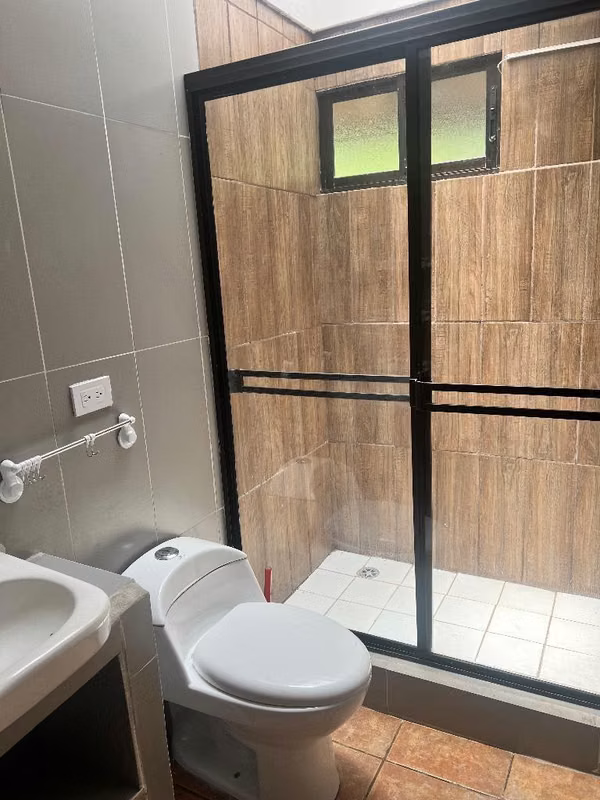 Casa de un sólo nivel con patio en Río Oro de Santa Ana